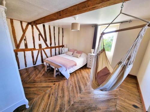 a room with a bed and a hammock at Le Cottage in Aguts
