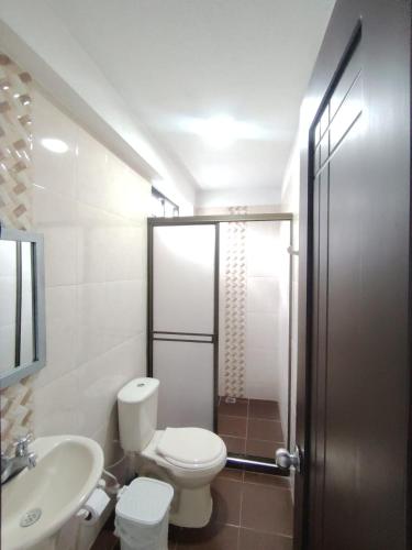 a bathroom with a toilet and a sink and a shower at Apartamentos El paraiso cerca a Termales - cerca al centro - se aceptan mascotas in Santa Rosa de Cabal