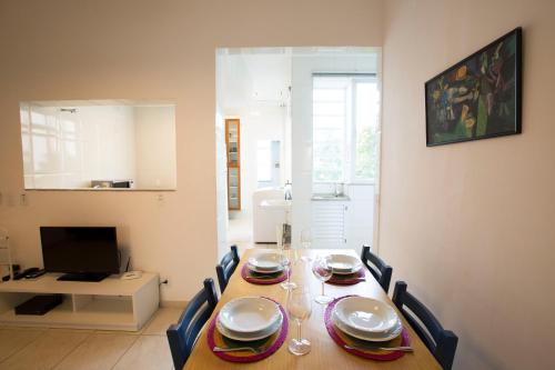 Μια τηλεόραση ή/και κέντρο ψυχαγωγίας στο Sugar Loft Apartments