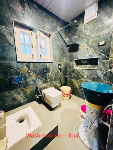 a bathroom with a toilet and a sink at Aesthetic Homestay in Harganyiwan