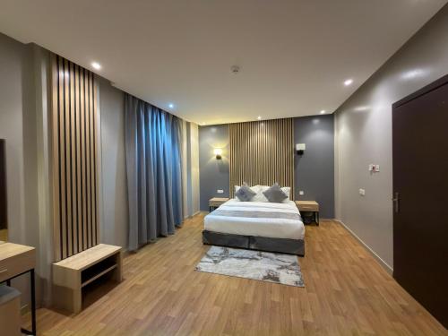 a bedroom with a bed in a room at شقق السعادة سويت للشقق المخدومة - Saada Suites Serviced Apartments in Riyadh