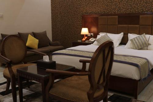 a hotel room with a bed and a couch at فندق درة الرؤية in Jeddah