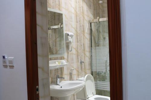 a bathroom with a toilet and a sink at فندق درة الرؤية in Jeddah