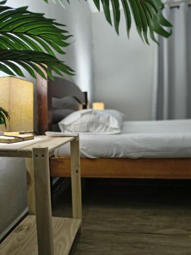 a bedroom with a bed and a table with a plant at Chácara com piscina e lazer em Avaré in Avaré