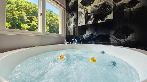 a bath tub with two rubber ducks in it at Gapyeong Pogny Kids Poolvilla in Gapyeong