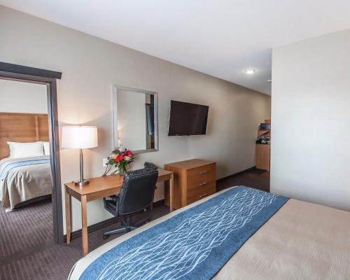Ein Bett oder Betten in einem Zimmer der Unterkunft Comfort Inn & Suites Bonnyville
