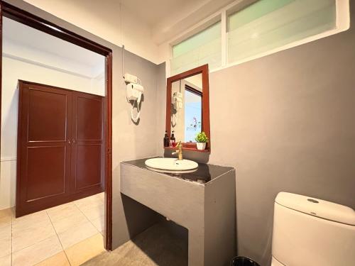 ein Badezimmer mit Waschbecken und Toilette in der Unterkunft The LN Hotel in Ko Samui