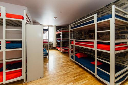 Uma ou mais camas em beliche em um quarto em Alt Hostel