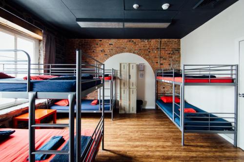 Uma ou mais camas em beliche em um quarto em Alt Hostel