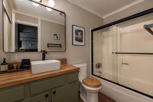 a bathroom with a toilet and a sink and a shower at Epic Condo walk to Canyon Lodge in Mammoth Lakes