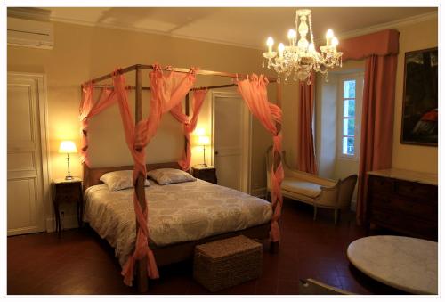 Domaine de Saint Charles房間的床