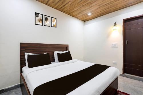 a bedroom with a large bed in a room at Hotel O Uttaranchal University Dehradun in Jhājra