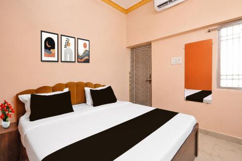 a bedroom with a large bed in a room at Hotel O AIIMS Raipur in Raipur