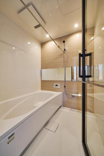 a bathroom with a large tub and a shower at Ｔｉｌｔ - Vacation STAY 16720 in Karatsu