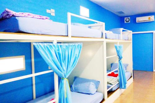 Katil atau katil-katil dalam bilik di Koh Mook Hostel