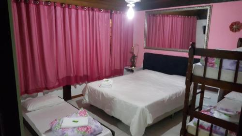 Een bed of bedden in een kamer bij Pousada Ferradura Beach