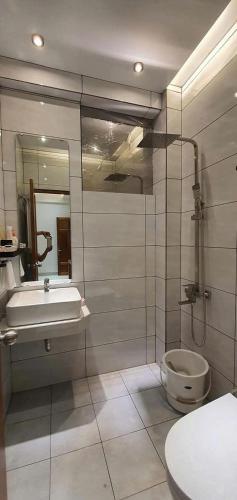 a bathroom with a sink and a toilet at Hotel Suối Cao in Phú Quốc