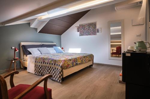a bedroom with a large bed in a room at Maison Bra 10 in Verona