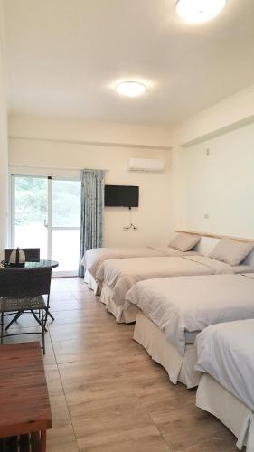 Cama o camas de una habitación en 海明威民宿 台東縣民宿編號0849號
