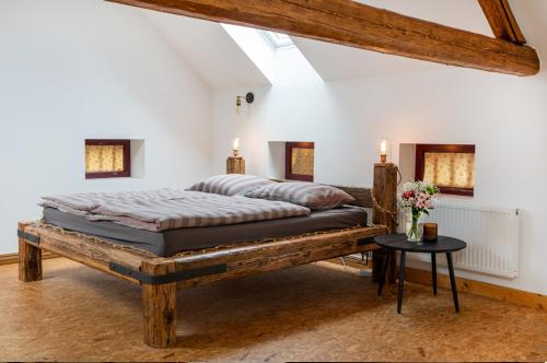 a bedroom with a large bed with a wooden frame at statek P22 in Semněvice