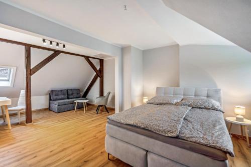 a bedroom with a bed and a couch at Ferienhaus Nala Görlitz in Görlitz