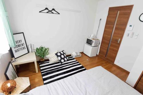 GS103 Ground Floor Couple Retreat Easy Airport Access Private Kitchen and Bath Sleeps 2