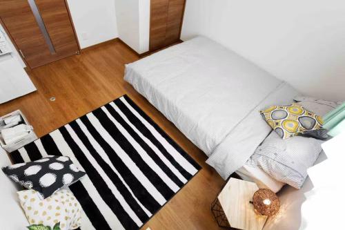 GS103 Ground Floor Couple Retreat Easy Airport Access Private Kitchen and Bath Sleeps 2