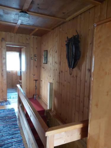 a room with a wooden wall with a tub at Zimmerhäusl in Schlitters