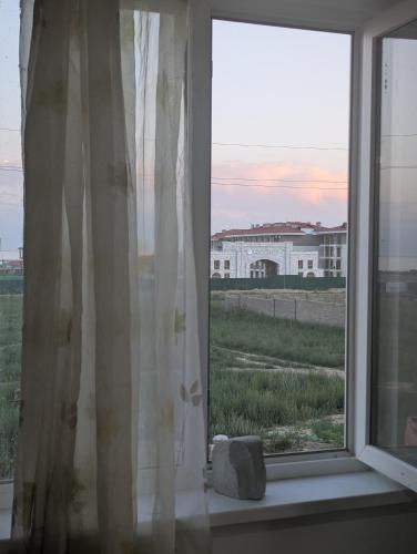 a window with a view of a large building at Meikin guest house in Chok-Tal