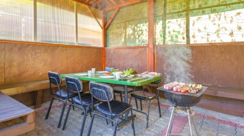a room with a table and chairs and a grill at Gapyoeng New Cheongpyeong Pension in Gapyeong