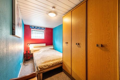 a bedroom with red and blue walls and a bed at Ferienwohnung Stoll in Brüel in Brüel