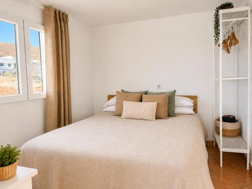 a bedroom with a large bed with pillows at Pico Colorao Loft in Soo