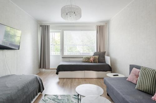 a living room with two beds and a couch at Perheasunto keskustassa in Tampere