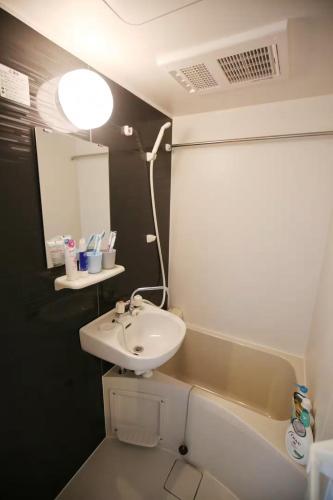 GS103 Ground Floor Couple Retreat Easy Airport Access Private Kitchen and Bath Sleeps 2