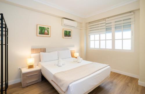 Apartamento Premium junto a la Catedral de Malaga - 3 Habitaciones, Ideal para Familias y Grupos