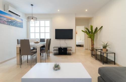 Apartamento Premium junto a la Catedral de Malaga - 3 Habitaciones, Ideal para Familias y Grupos