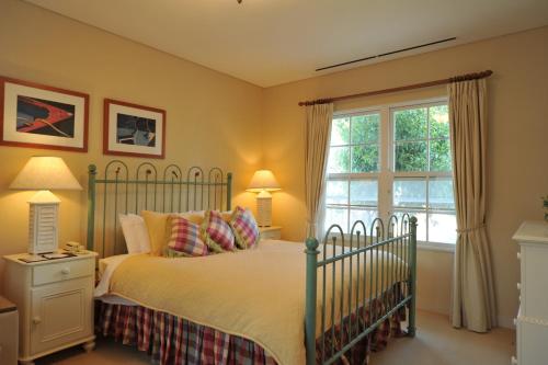 Schlafzimmer mit einem Bett und einem Fenster in der Unterkunft Forest Hills Garden in Mihara