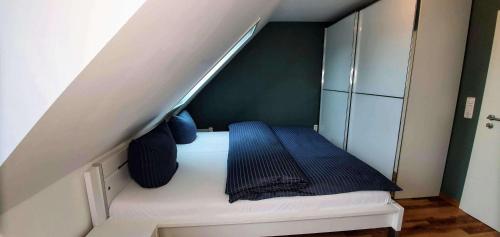 a small room with a bed with a staircase at Doppelhaushaelfte-Luette-Sprotte in Böhl