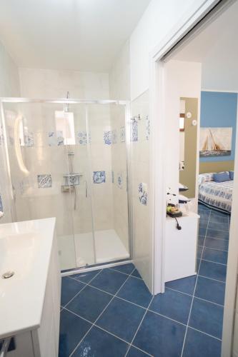 ein Badezimmer mit Dusche und Waschbecken in der Unterkunft Affittacamere Iside in Sapri