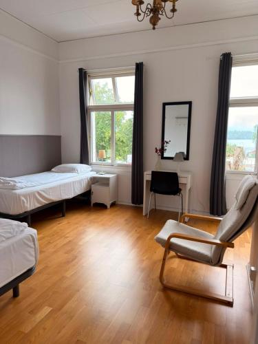 a room with two beds and a chair and a desk at B&B Carl XII in Ed