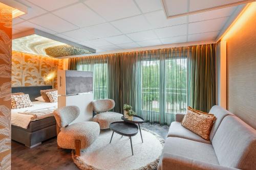 a living room with a couch and a bed at ´t Wapen van Marion in Oostvoorne