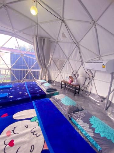 a room with a bed in a tent at Mon P Monjam in Mon Jam