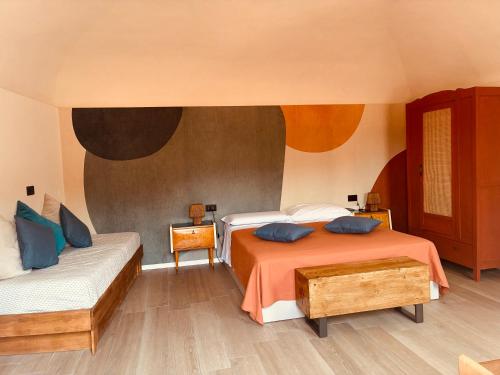 ein Schlafzimmer mit zwei Betten mit blauen Kissen in der Unterkunft La Pitta in Gattinara