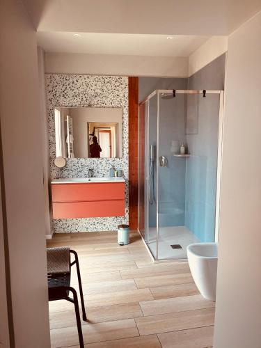 ein Badezimmer mit Dusche, Toilette und Waschbecken in der Unterkunft La Pitta in Gattinara