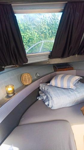 a seat in the back of a vehicle with a window at Petit Shetland in Liverdun