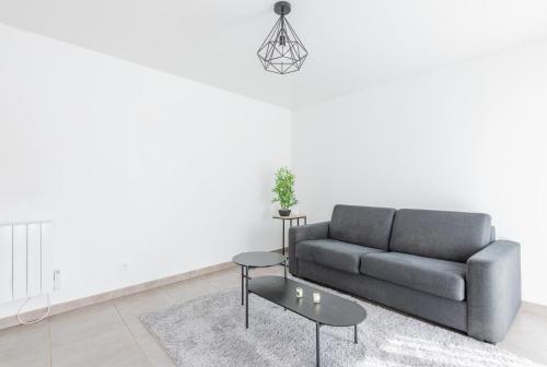 a living room with a couch and a table at Hello Flat - Maison de ville près de Paris in Athis-Mons