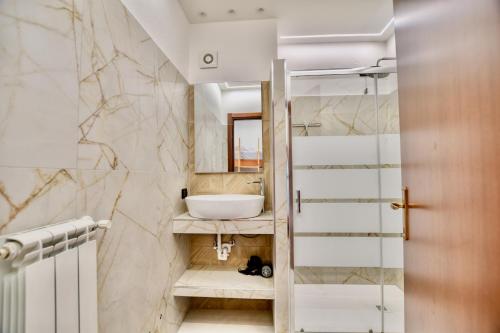 a bathroom with a sink and a mirror at Bella Aqua Lake in Acquaseria