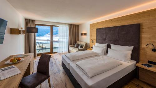 Postel nebo postele na pokoji v ubytování Eden Boutique Hotel