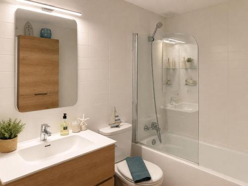 ein Badezimmer mit Waschbecken, Dusche und Toilette in der Unterkunft Mas Mato, 25, 3B in Begur