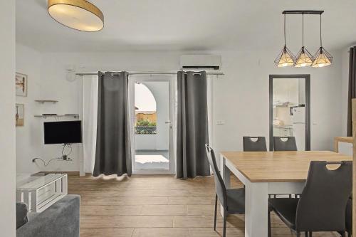 Apartamento con jardín y piscina